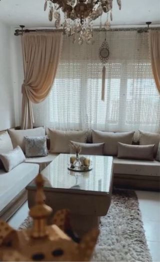 Sofá Marroqui beige y dorado con mesa de cristal