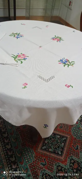 Mantelería y 6 servilletas rosas