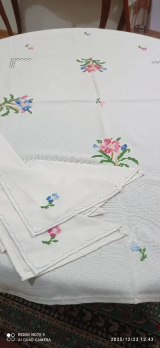 Mantelería y 6 servilletas rosas