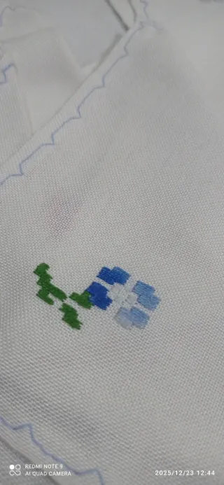 Mantelería y 6 servilletas rosas