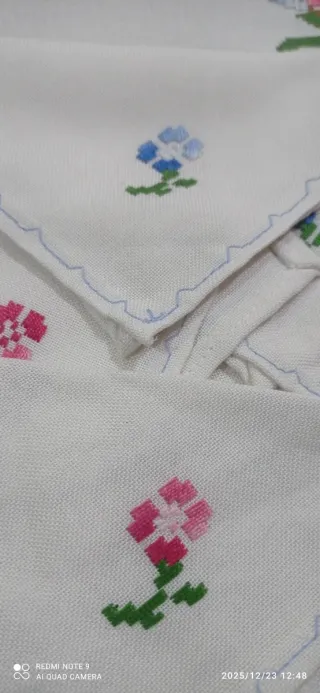 Mantelería y 6 servilletas rosas