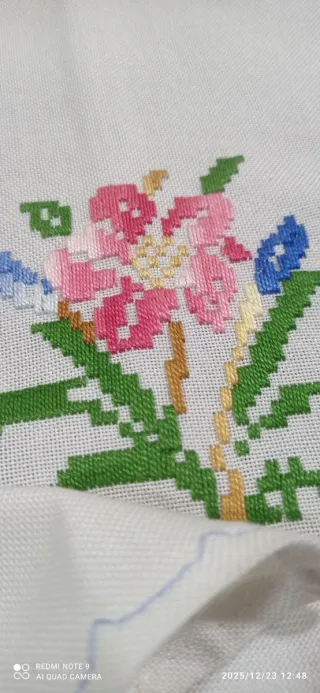 Mantelería y 6 servilletas rosas