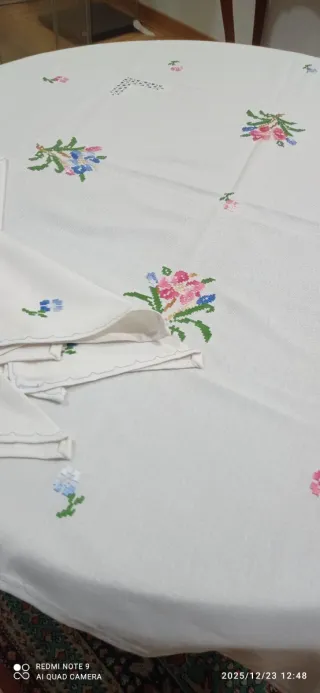 Mantelería y 6 servilletas rosas