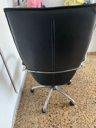 Silla de oficina negra y plateada