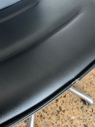 Silla de oficina negra y plateada