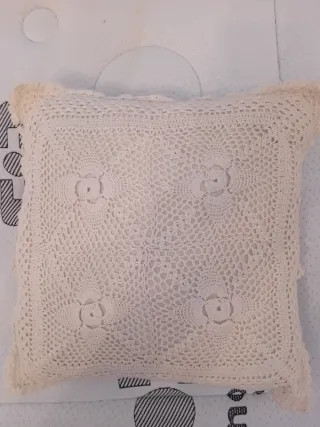 Cojín de ganchillo beige y blanco