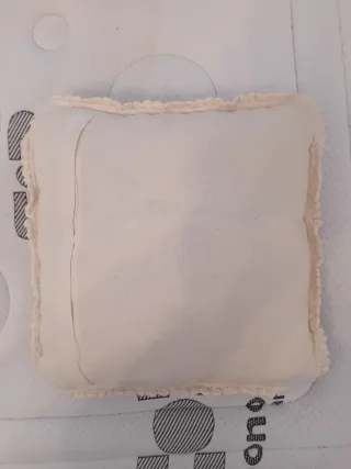 Cojín de ganchillo beige y blanco