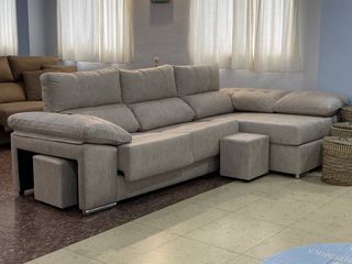 Sofá chaise longue beige con puff