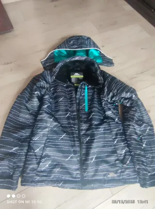 Chaqueta Trespass Negra y Turquesa