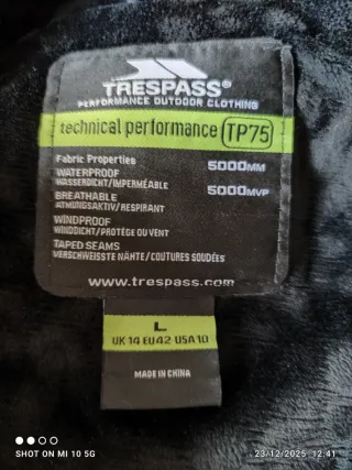 Chaqueta Trespass Negra y Turquesa