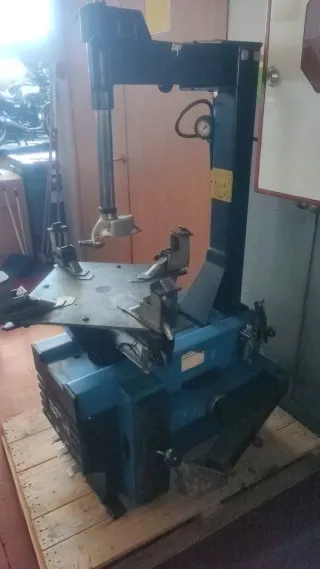 Máquina Desmontadora Neumáticos Coche/Moto