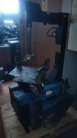 Máquina Desmontadora Neumáticos Coche/Moto