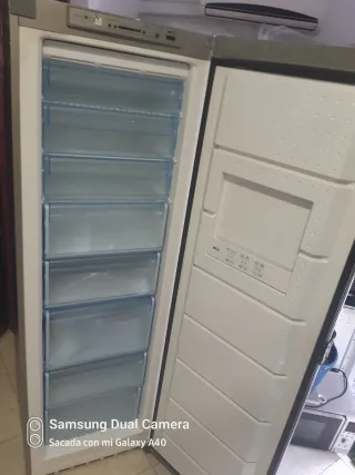 Congelador vertical plateado