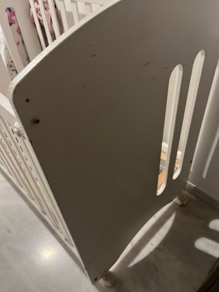 Cuna de bebé blanca con dibujos. 120x65