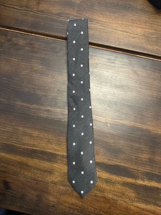 Corbata gris con puntos blancos