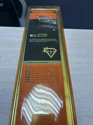 Porta matrículas con imitaciones de diamantes