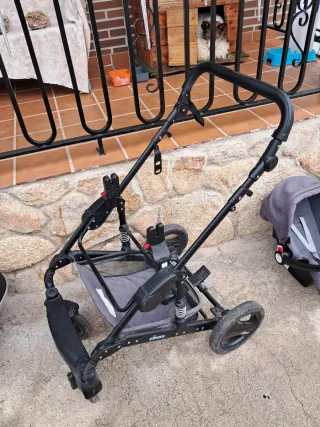 Carro bebé y silla coche gris