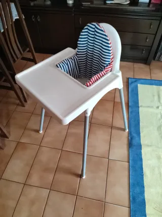 Trona Ikea con bandeja y cojín