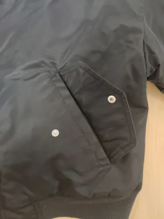 Cazadora bomber negra con cremallera