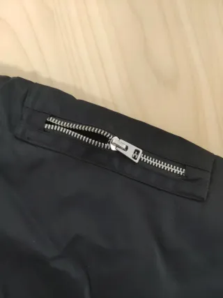 Cazadora bomber negra con cremallera