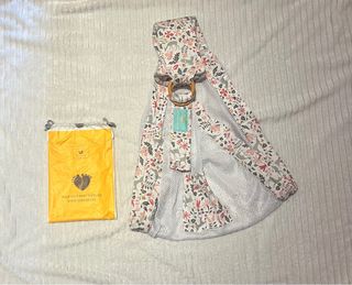 Portabebés con estampado floral y bolsa