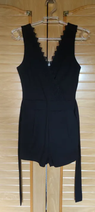 Mono corto negro con encaje