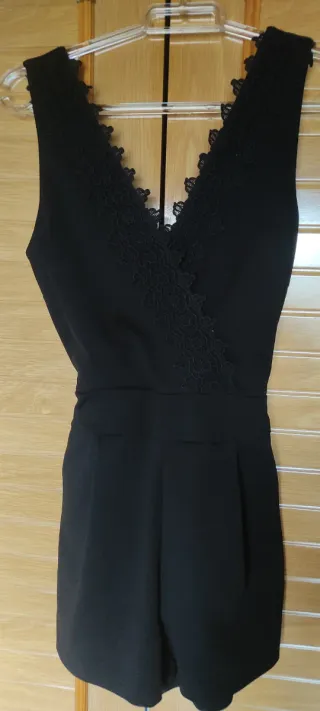 Mono corto negro con encaje