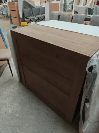 Cómoda de madera con tara