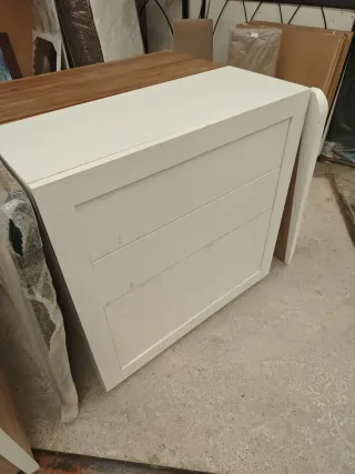 Cómoda de madera con tara