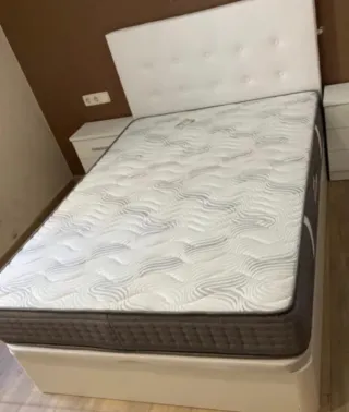 Canapé de madera con colchones viscoelástica