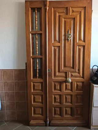 Puerta y fijo de madera