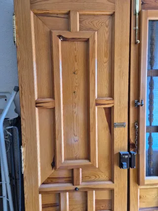 Puerta y fijo de madera