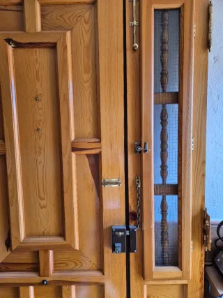Puerta y fijo de madera