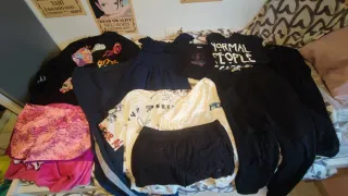 Lote de ropa con tallas y marcas variadas