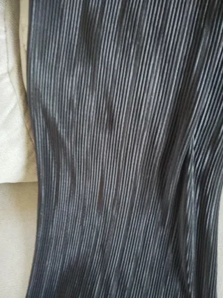 Pantalón negro elástico suelto.