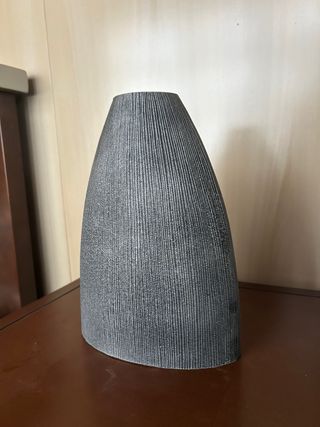 Jarrón de piedra gris