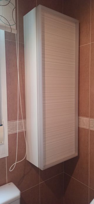 Columna mueble baño beige y gris.