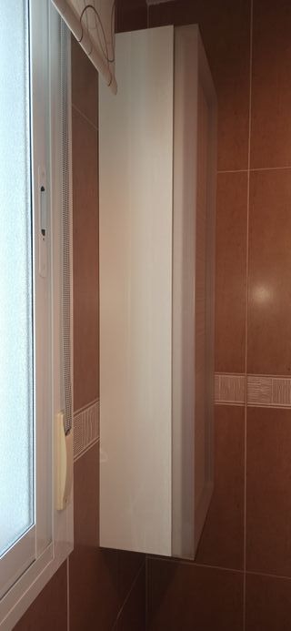 Columna mueble baño beige y gris.