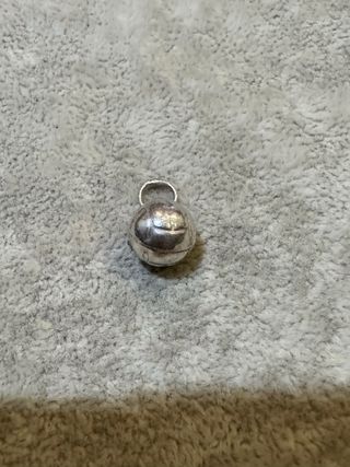 Pendente bola prata com contraste