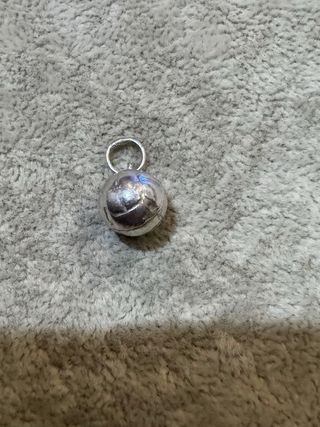 Pendente bola prata com contraste