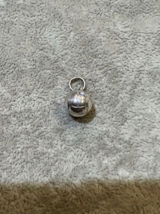 Pendente bola prata com contraste