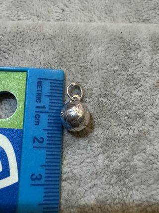 Pendente bola prata com contraste