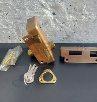 Cerradura ISEO sobreponer dorada