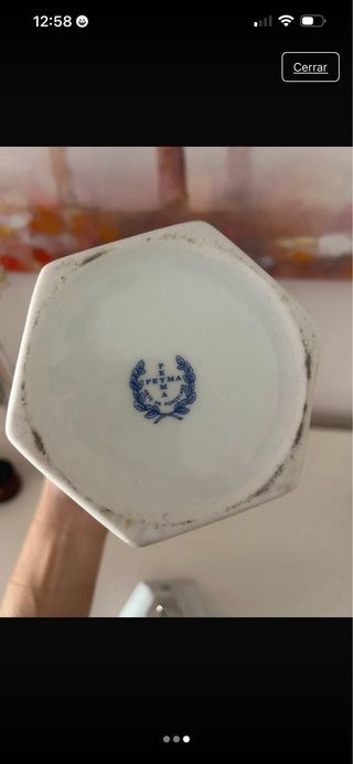 Jarrón de porcelana blanco con flores