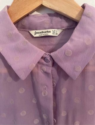 Blusa Stradivarius lunares plumeti morada, L
