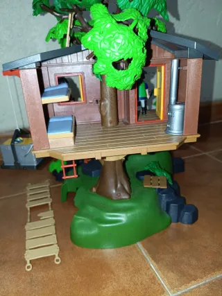 Casa del árbol Playmobil con figuras