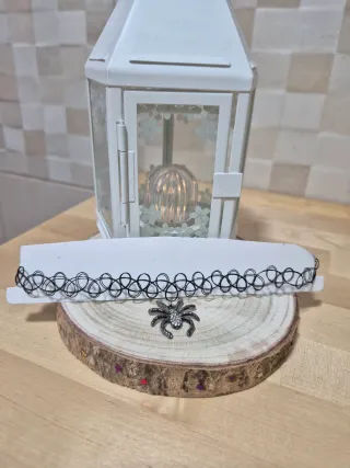 Gargantilla araña negra y plateada