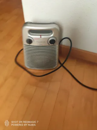 Calefactor eléctrico beige y blanco