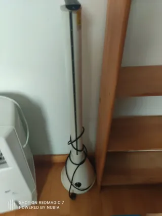 Calefactor eléctrico beige y blanco