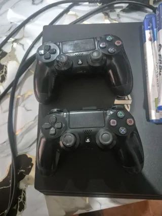 PS4 (PlayStation 4 slim) con 2 mandos y juegos